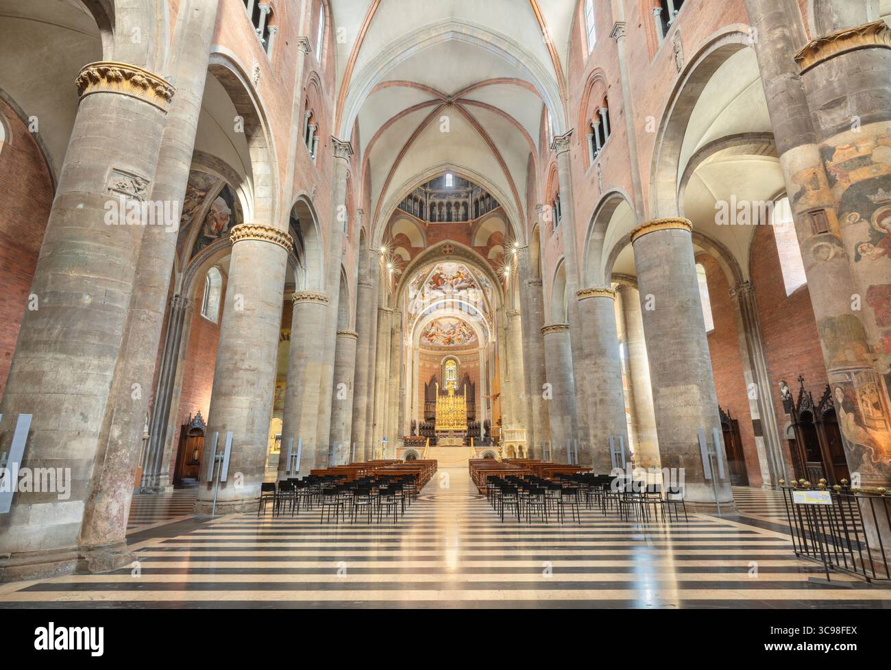 PIACENZA, ITALIA - 19 MAGGIO 2025: Navata centrale del Duomo - Cattedrale di Santa Maria Assunta e Santa Giustina Foto Stock