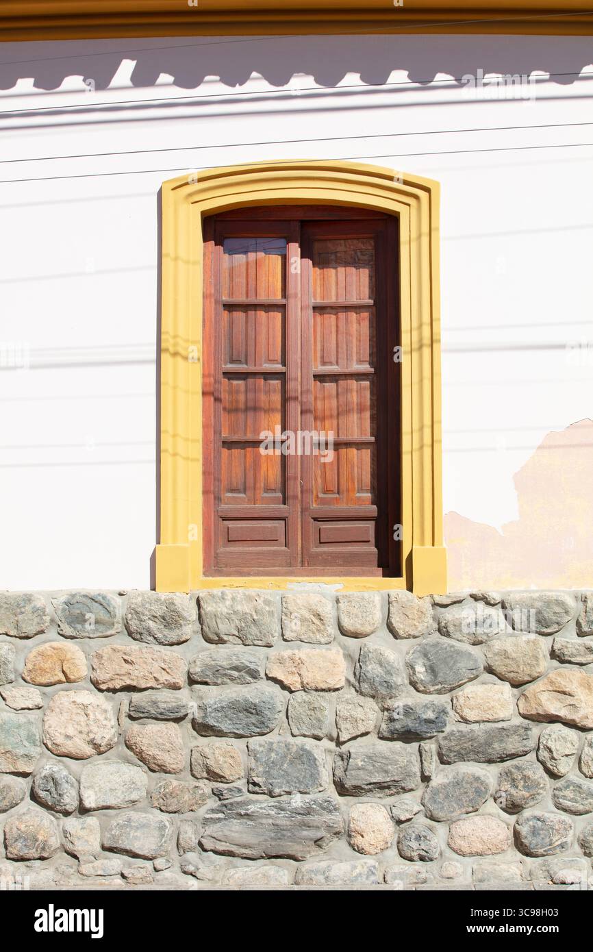 Dettaglio di una finestra di casa coloniale a Cafayate, Salta, Argentina nord-occidentale. Foto Stock