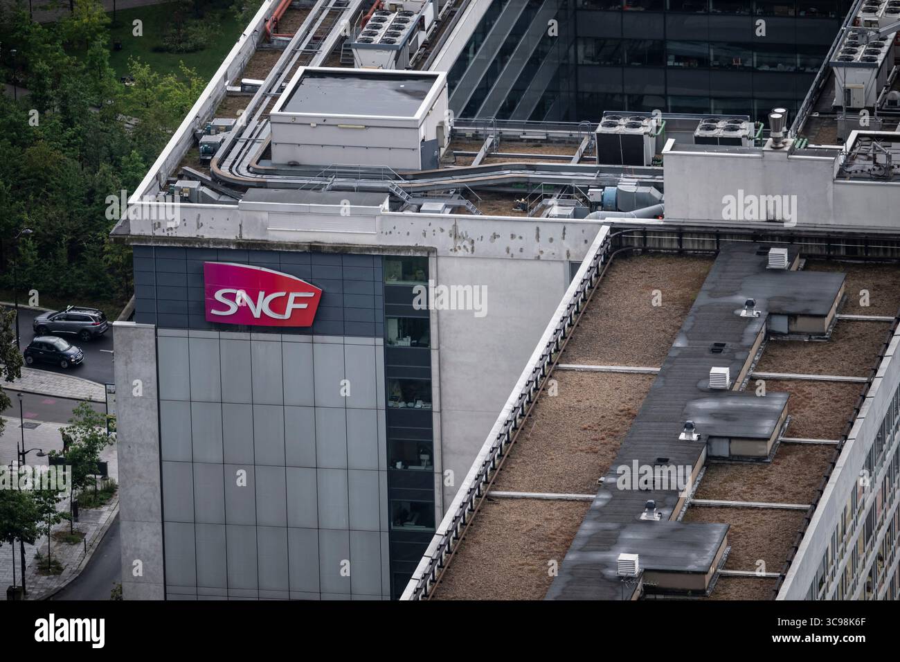 Parigi, Francia. 1 agosto 2025. Illustrazione - questa foto mostra il logo SNCF a Parigi il 1° agosto 2025. Foto di Eliot Blondet/ABACAPRESS.COM credito: Abaca Press/Alamy Live News Foto Stock
