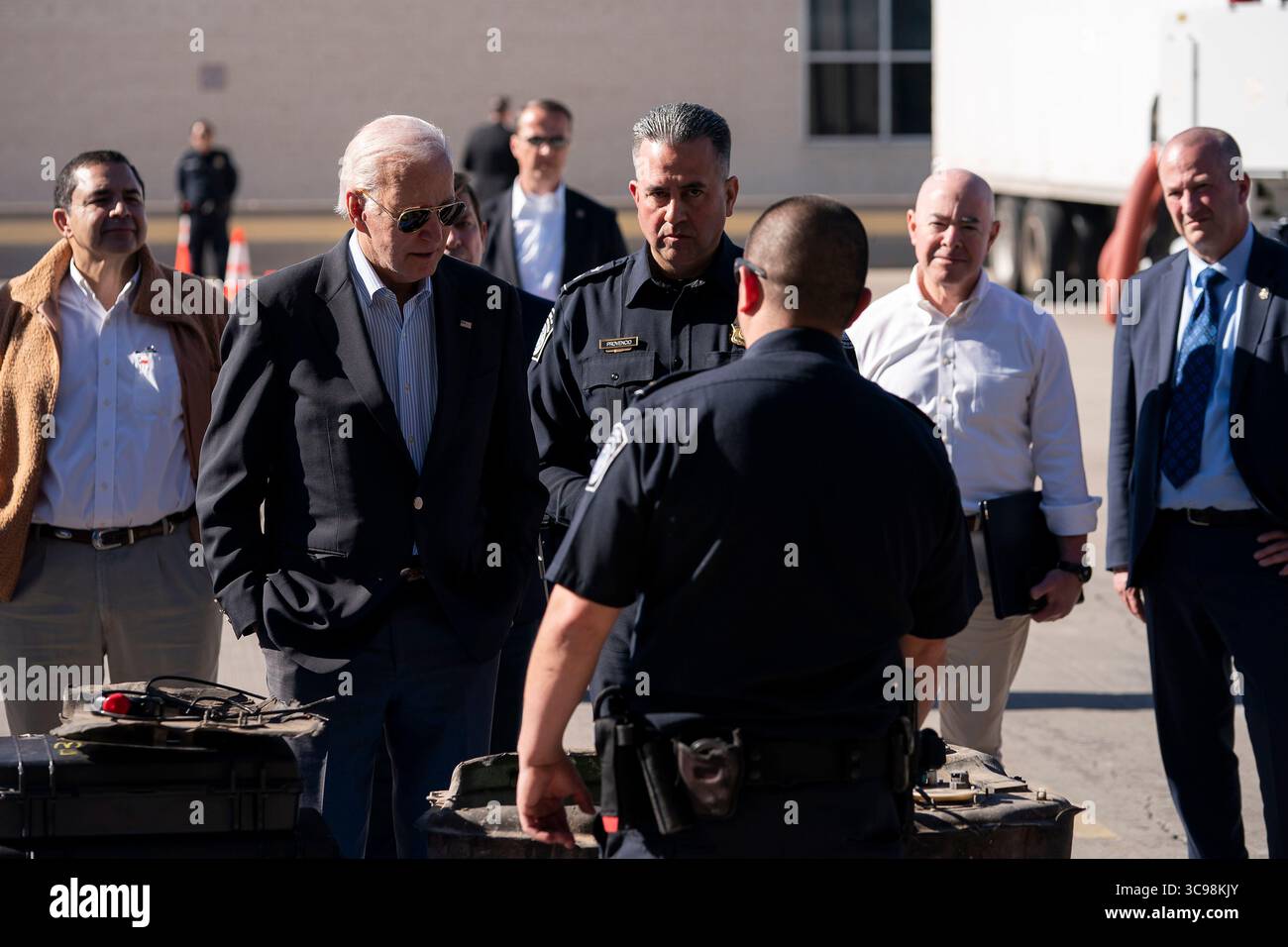 8 gennaio 2023, El Paso, Texas, Stati Uniti d'America: Il presidente degli Stati Uniti Joe Biden, centro, viene informato dagli ufficiali della pattuglia doganale e di frontiera durante una visita al Bridge of the Americas Port of Entry, 8 gennaio 2023 a El Paso, Texas. Biden è a El Paso per vedere il confine meridionale dove la migrazione è a un livello record. (Immagine di credito: © Tia Dufour/Homeland Security/Planet Pix tramite ZUMA Press Wire) Foto Stock