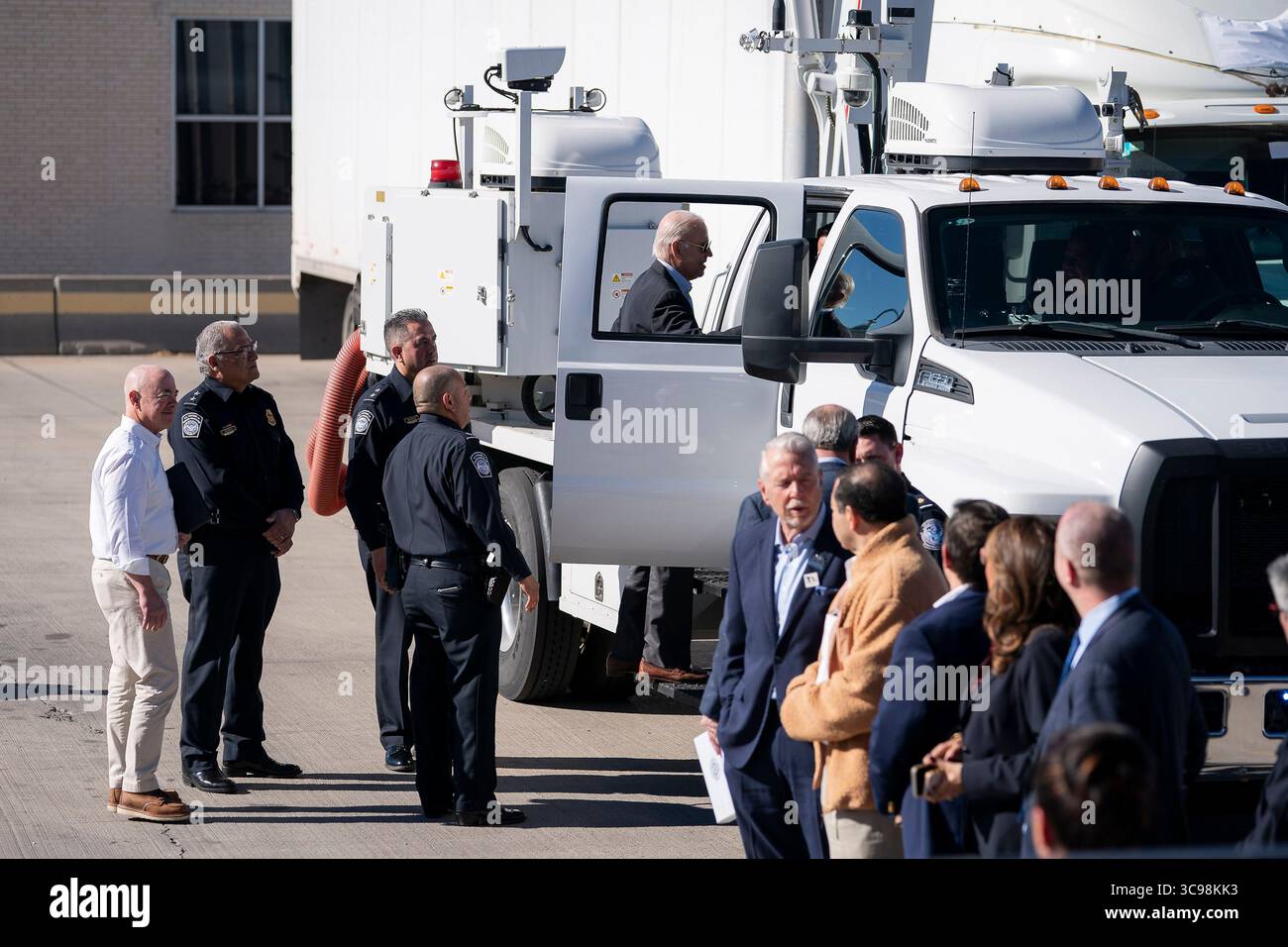 8 gennaio 2023, El Paso, Texas, Stati Uniti d'America: Il presidente degli Stati Uniti Joe Biden, Center, visita un camion a raggi X mobile Custom and Border Patrol durante una visita al Bridge of the Americas Port of Entry, 8 gennaio 2023 a El Paso, Texas. Biden è a El Paso per vedere il confine meridionale dove la migrazione è a un livello record. (Immagine di credito: © Tia Dufour/Homeland Security/Planet Pix tramite ZUMA Press Wire) Foto Stock