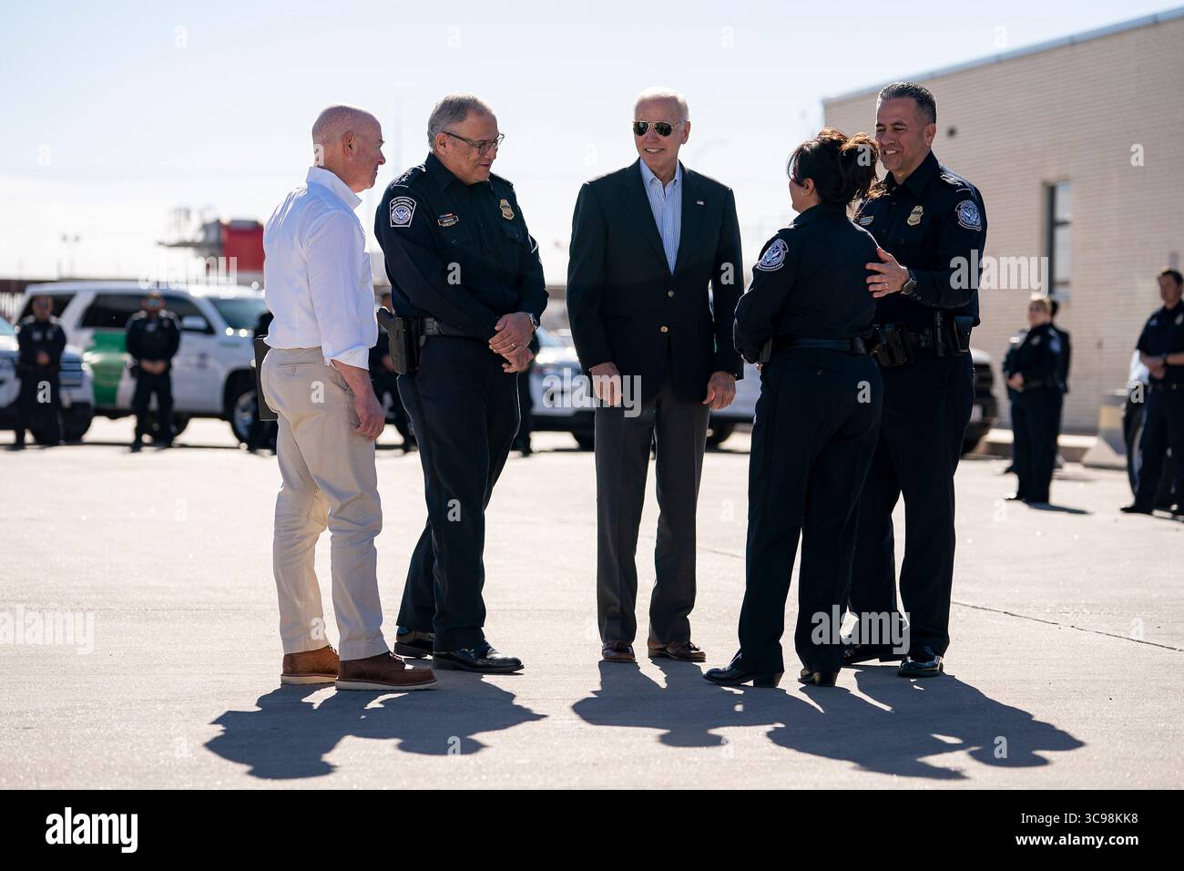 8 gennaio 2023, El Paso, Texas, Stati Uniti d'America: Il presidente degli Stati Uniti Joe Biden, centro, viene informato dagli ufficiali della pattuglia doganale e di frontiera durante una visita al Bridge of the Americas Port of Entry, 8 gennaio 2023 a El Paso, Texas. Biden è a El Paso per vedere il confine meridionale dove la migrazione è a un livello record. (Immagine di credito: © Tia Dufour/Homeland Security/Planet Pix tramite ZUMA Press Wire) Foto Stock