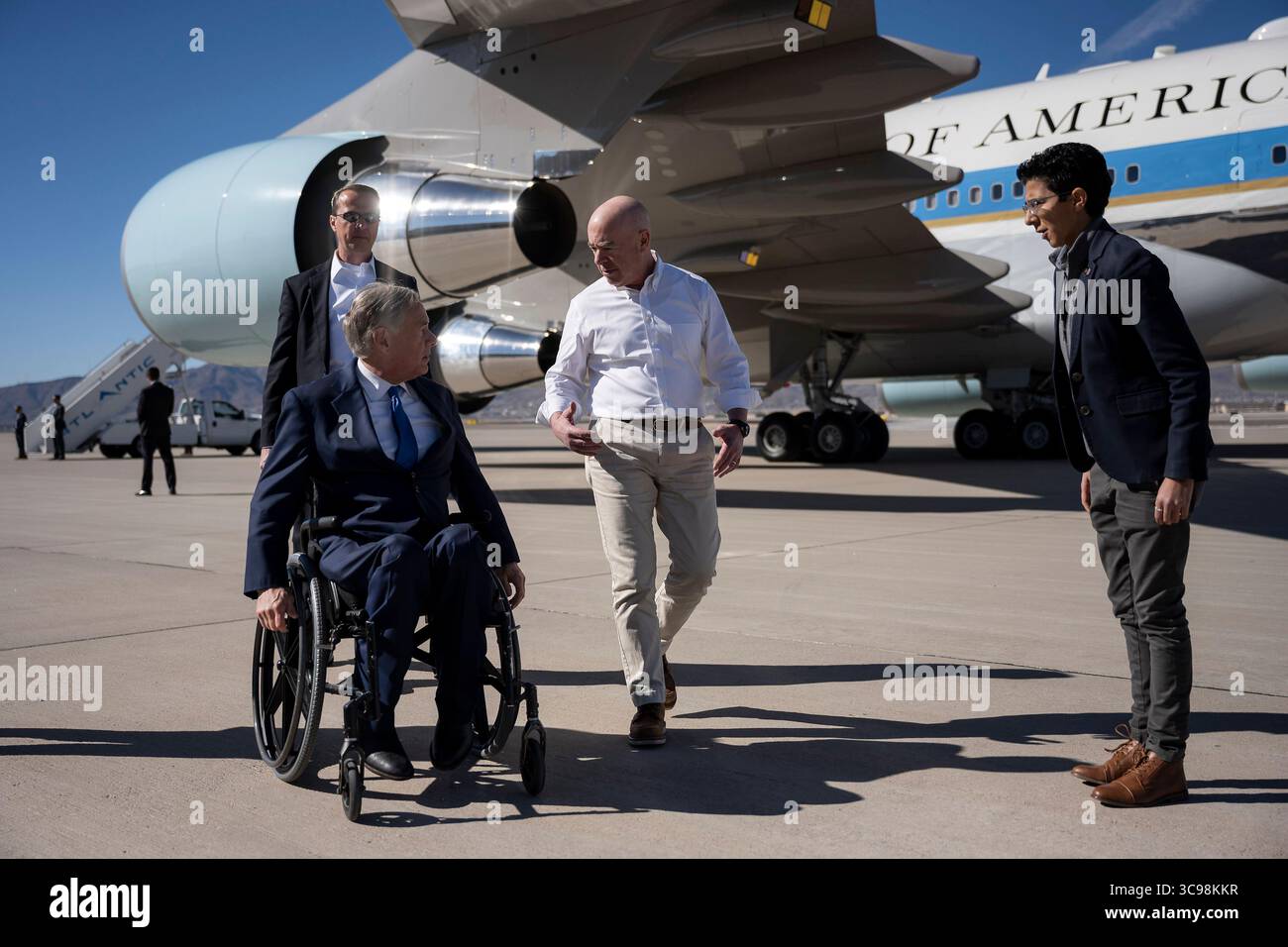 8 gennaio 2023, El Paso, Texas, Stati Uniti d'America: Il segretario per la sicurezza interna degli Stati Uniti Alejandro Mayorkas, a destra, parla con il governatore del Texas Greg Abbott, a sinistra, all'arrivo all'aeroporto internazionale di El Paso, 8 gennaio 2023 a El Paso, Texas. Mayorkas sta accompagnando il presidente Joe Biden a El Paso per vedere il confine meridionale dove la migrazione è a un livello record. (Immagine di credito: © Tia Dufour/Homeland Security/Planet Pix tramite ZUMA Press Wire) Foto Stock