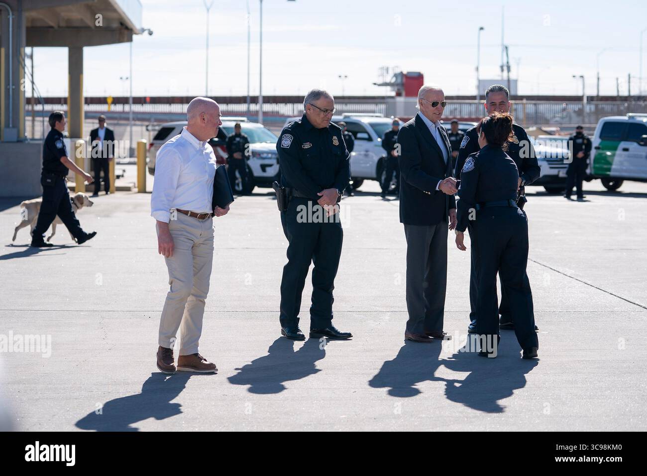 8 gennaio 2023, El Paso, Texas, Stati Uniti d'America: Il presidente degli Stati Uniti Joe Biden, Center, saluta gli ufficiali della pattuglia di frontiera e della dogana durante una visita al Bridge of the Americas Port of Entry, 8 gennaio 2023 a El Paso, Texas. Biden è a El Paso per vedere il confine meridionale dove la migrazione è a un livello record. (Immagine di credito: © Tia Dufour/Homeland Security/Planet Pix tramite ZUMA Press Wire) Foto Stock