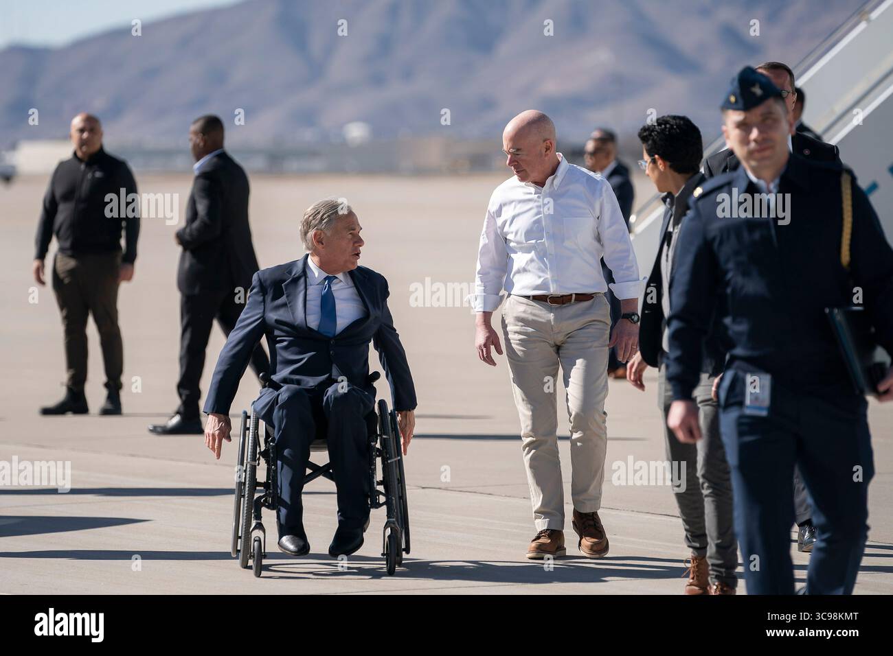 8 gennaio 2023, El Paso, Texas, Stati Uniti d'America: Il segretario per la sicurezza interna degli Stati Uniti Alejandro Mayorkas, a destra, parla con il governatore del Texas Greg Abbott, a sinistra, all'arrivo all'aeroporto internazionale di El Paso, 8 gennaio 2023 a El Paso, Texas. Mayorkas sta accompagnando il presidente Joe Biden a El Paso per vedere il confine meridionale dove la migrazione è a un livello record. (Immagine di credito: © Tia Dufour/Homeland Security/Planet Pix tramite ZUMA Press Wire) Foto Stock