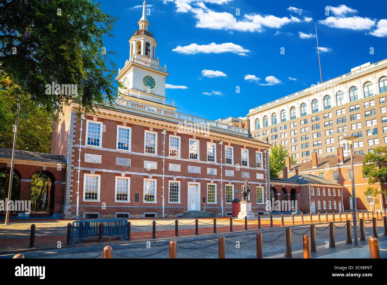 Independence Hall, punto di riferimento storico con vista sulla strada di Philadelphia, stato della Pennsylvania, Stati Uniti Foto Stock