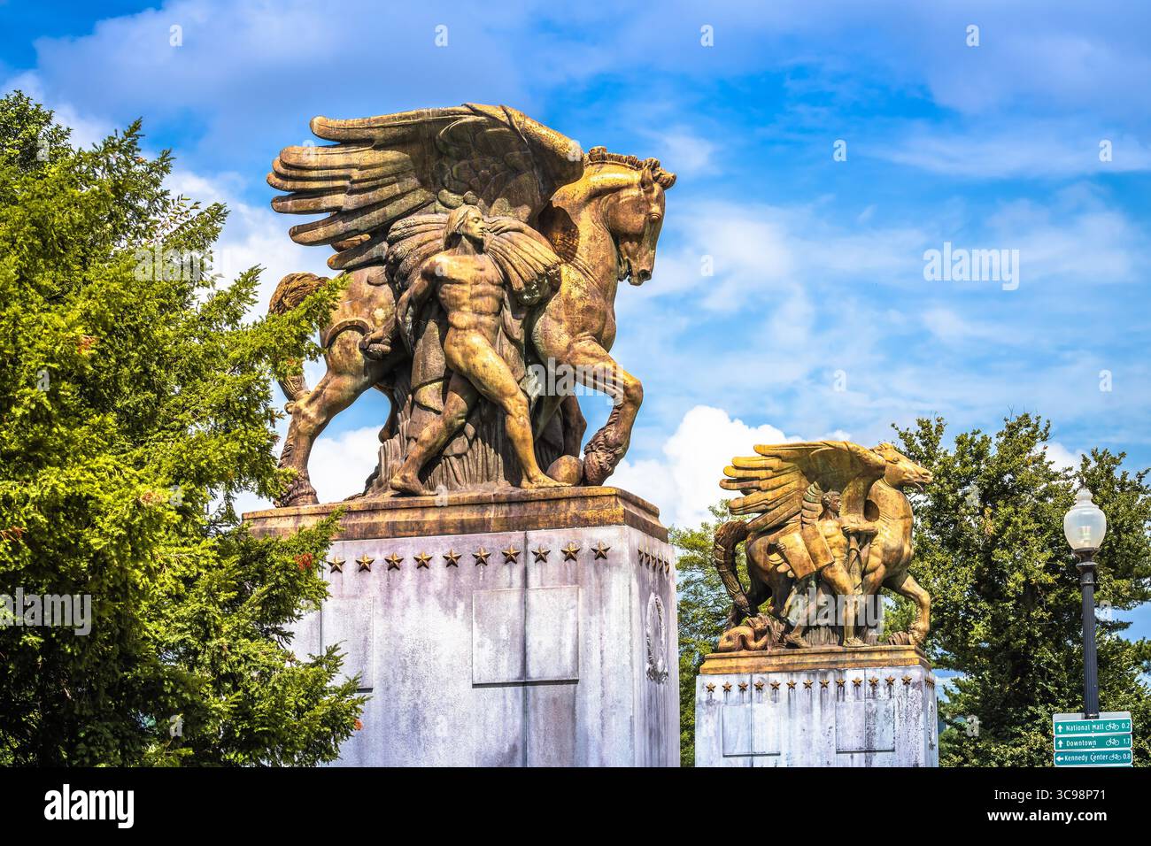 Washington DC, USA, 13 settembre 2024: The Arts of Peace Sculptures on Washington Memorial Bridge. Luoghi di interesse di Washington DC, capitale degli Stati Uniti. Di Jame Foto Stock