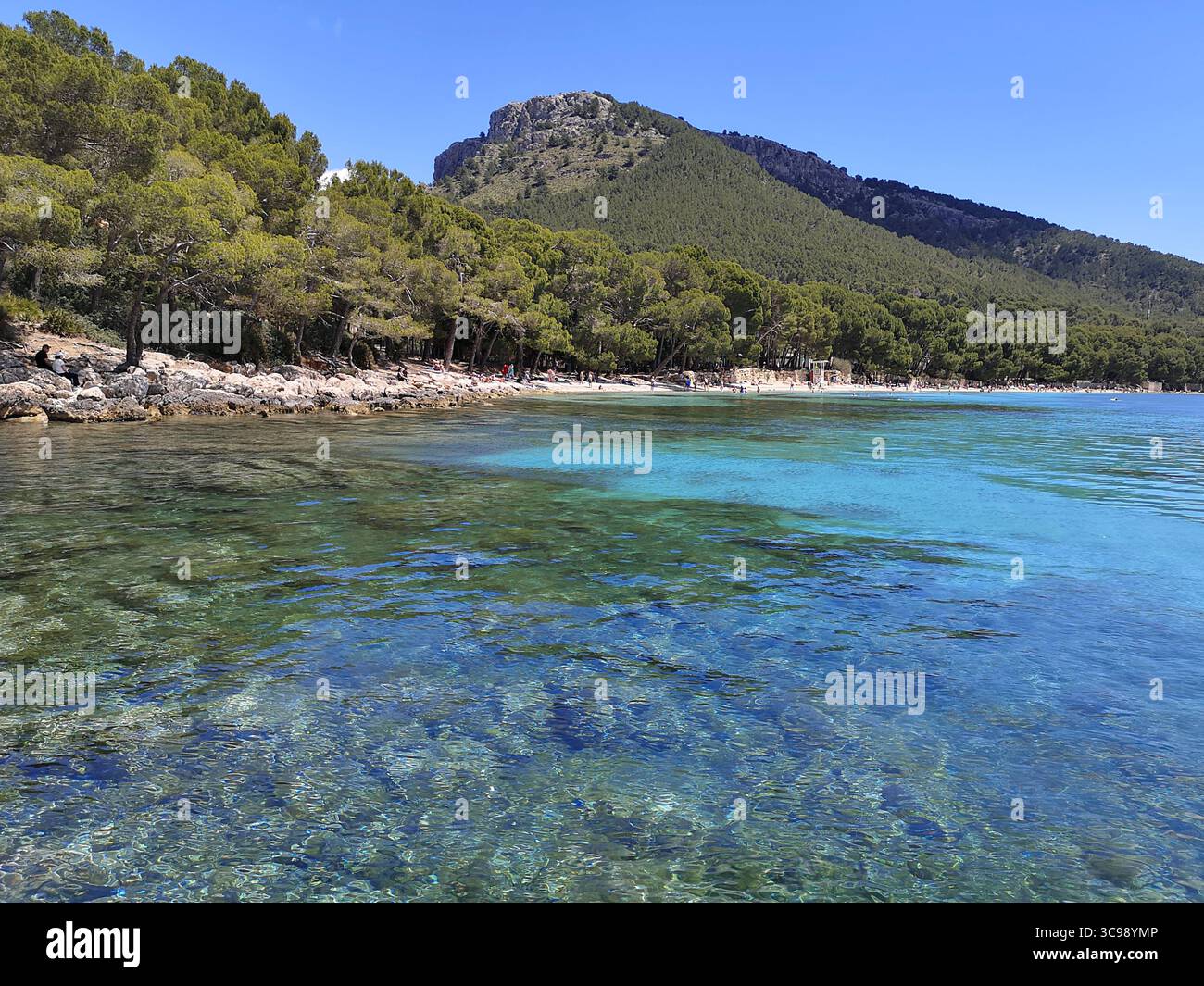 Belle spiagge di Cap de Formentor vicino a Puerto Pollensa. La zona è molto apprezzata per una gita di un giorno ed è servita da molte compagnie di crociere in barca. - Immagine stock catturata con smartphone