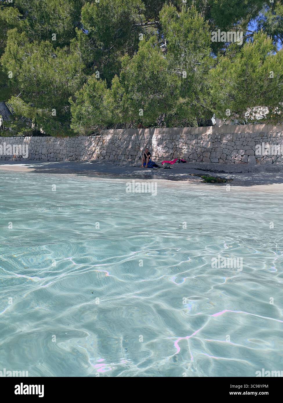 Belle spiagge di Cap de Formentor vicino a Puerto Pollensa. La zona è molto apprezzata per una gita di un giorno ed è servita da molte compagnie di crociere in barca. - Immagine stock catturata con smartphone