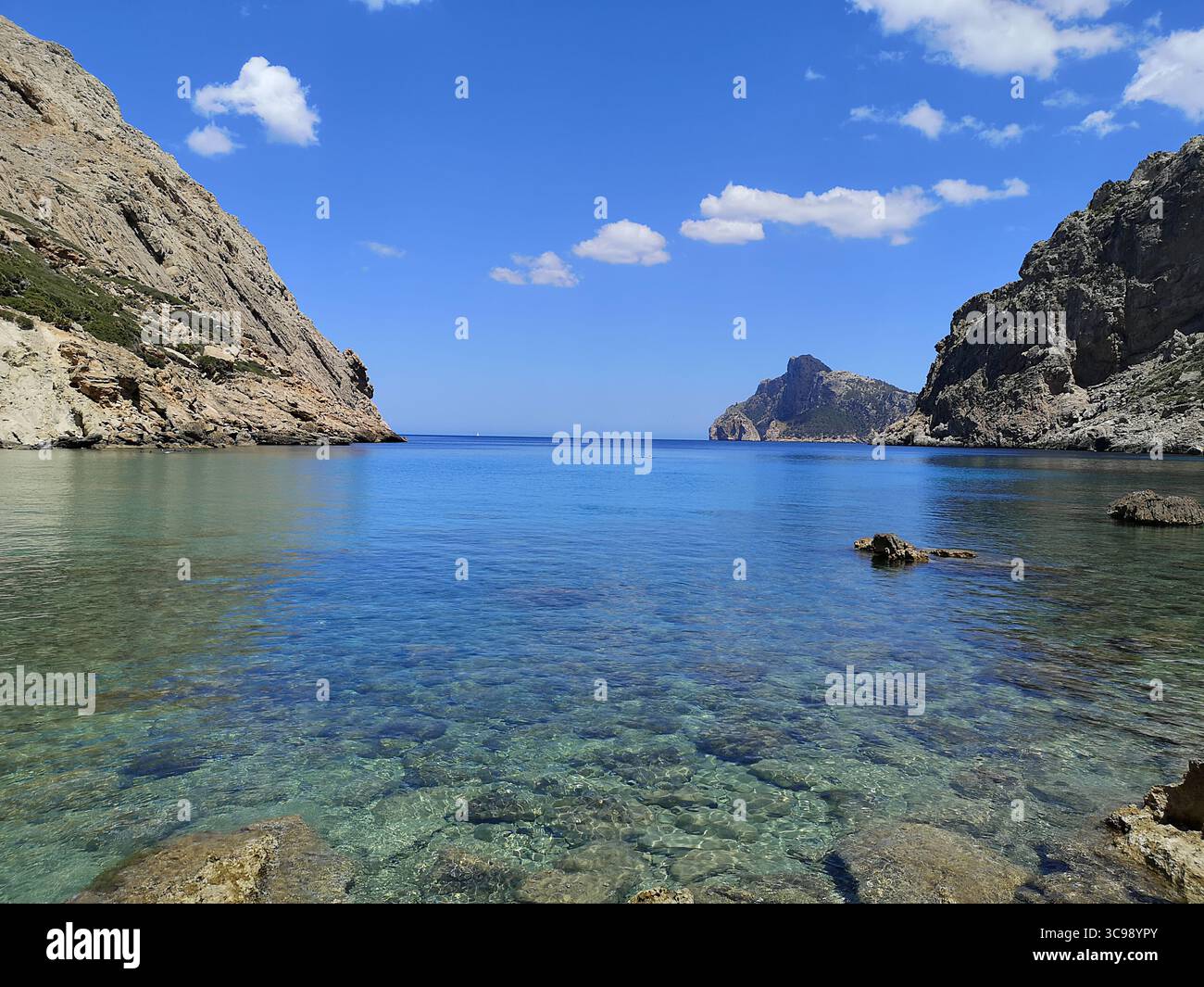 Baia di Cala de Boquer a nord di Maiorca. Accessibile solo in barca o con un sentiero a piedi sulla Serra de Tramuntana da Puerto Pollensa. Foto Stock