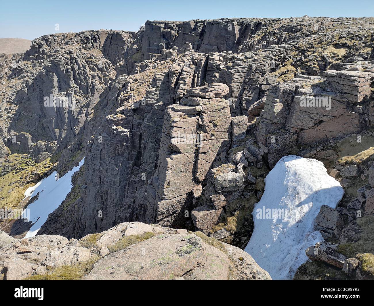 Vista verso la vetta del Cairn Lochan e Stob Coire e t-Sneachda sull'altopiano di Cairngorm nelle montagne di Cairngorms vicino ad Aviemore, Scozia - Immagine stock catturata con smartphone