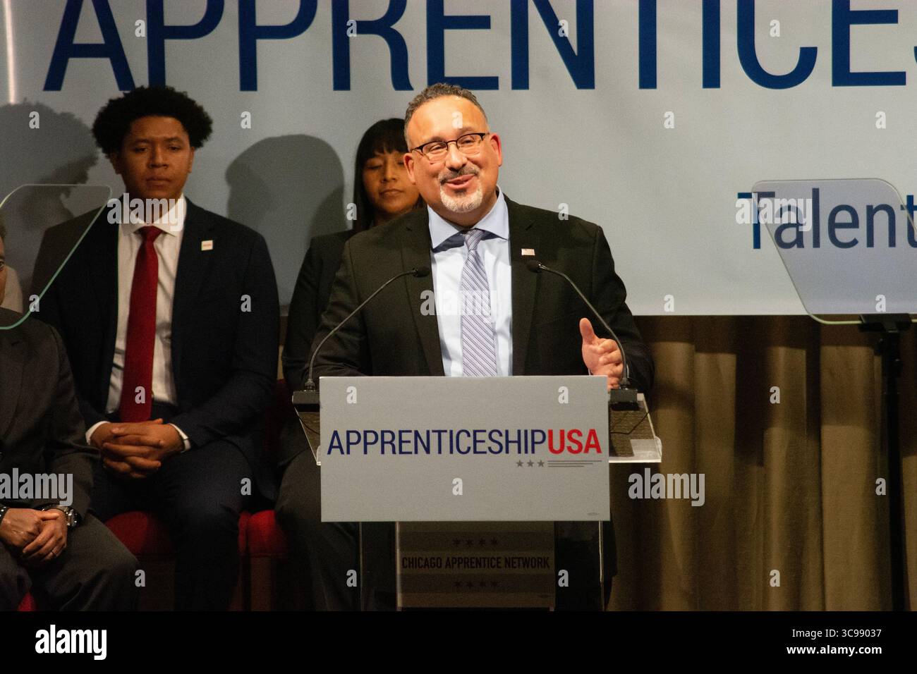 14 novembre 2022, Chicago, Illinois, USA: Il Segretario dell'istruzione degli Stati Uniti Miguel Cardona presso l'Aon Center ha annunciato oggi il lancio di Raise the Bar: Unlocking Career Success, una nuova iniziativa dell'amministrazione Biden-Harris supportata dai dipartimenti del commercio e del lavoro per aumentare e ampliare l'accesso a programmi di formazione di alta qualità. (Immagine di credito: © Karen I. Hirsch/ZUMA Press Wire) Foto Stock