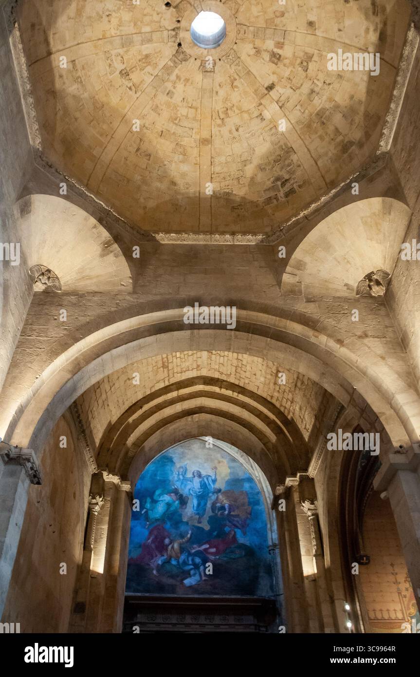 Veduta interna del battistero della Cattedrale di Saint-Sauveur con un affresco raffigurante il battesimo di Cristo. AIX-en-Provence. Francia Foto Stock