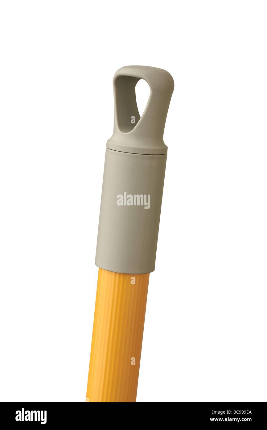primo piano del manico superiore di scopa o mocio sfondo bianco isolato, anello o gancio progettato per essere appeso Foto Stock