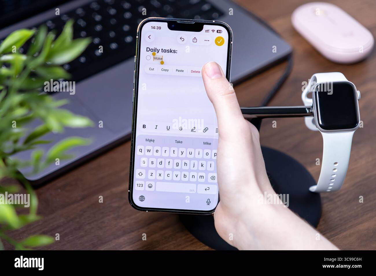 Poznan, Polonia - 29 luglio 2025: Applicazione Daily Tasks su uno smartphone futuristico, con ios 26 e schermo in vetro liquido, utilizzato per i moderni prodotti digitali Foto Stock
