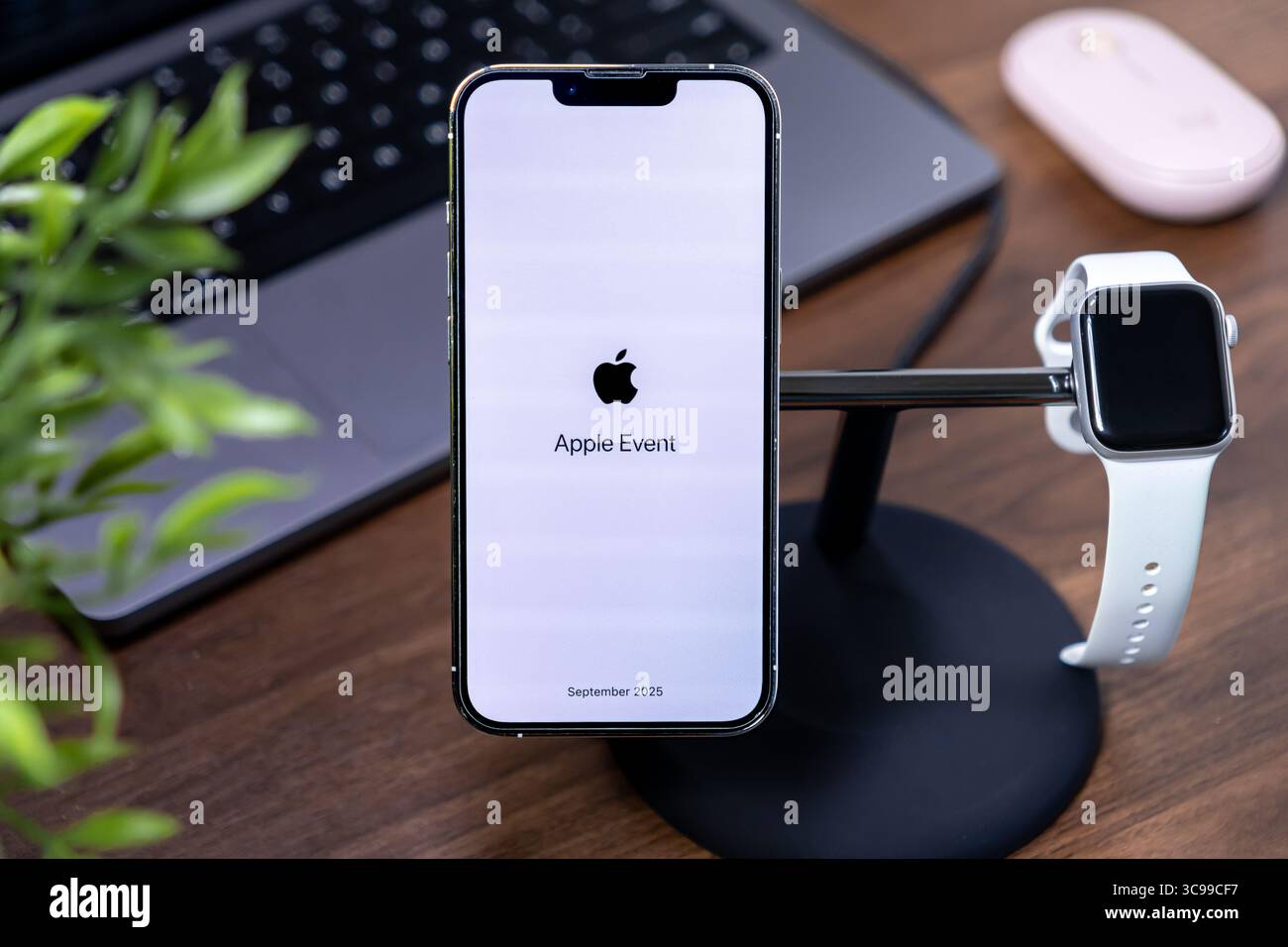 Poznan, Polonia - 29 luglio 2025: IPhone Apple con ios 26 e Liquid Glass, su un elegante stand accanto a Apple Watch, MacBook, mouse, in versione moderna Foto Stock