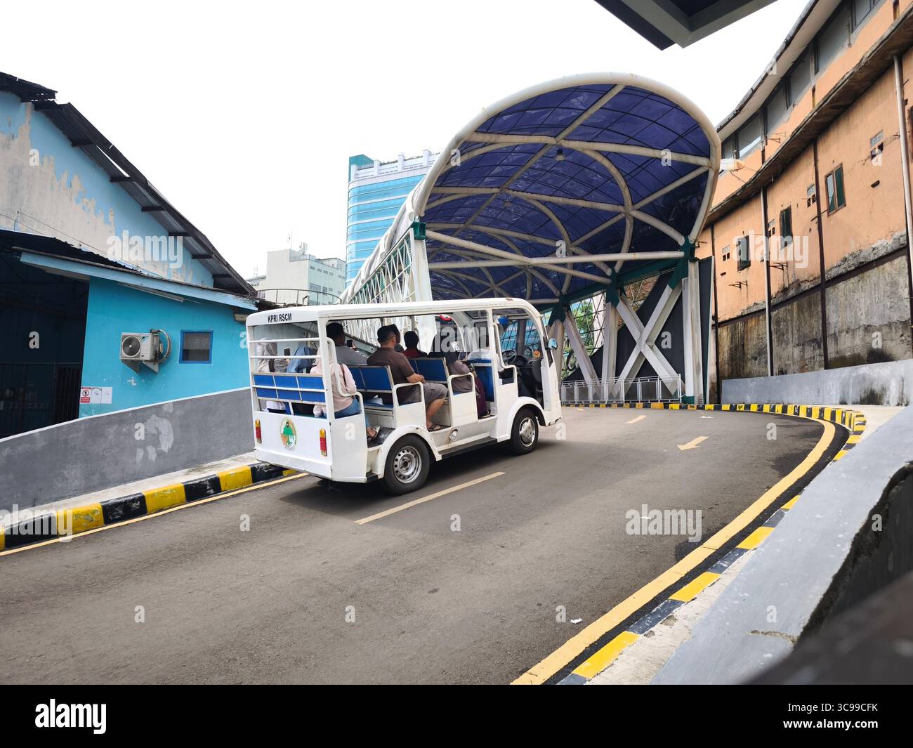Il servizio navetta dell'ospedale di minibus trasporta diversi passeggeri che si recano in altre località della zona ospedaliera Foto Stock