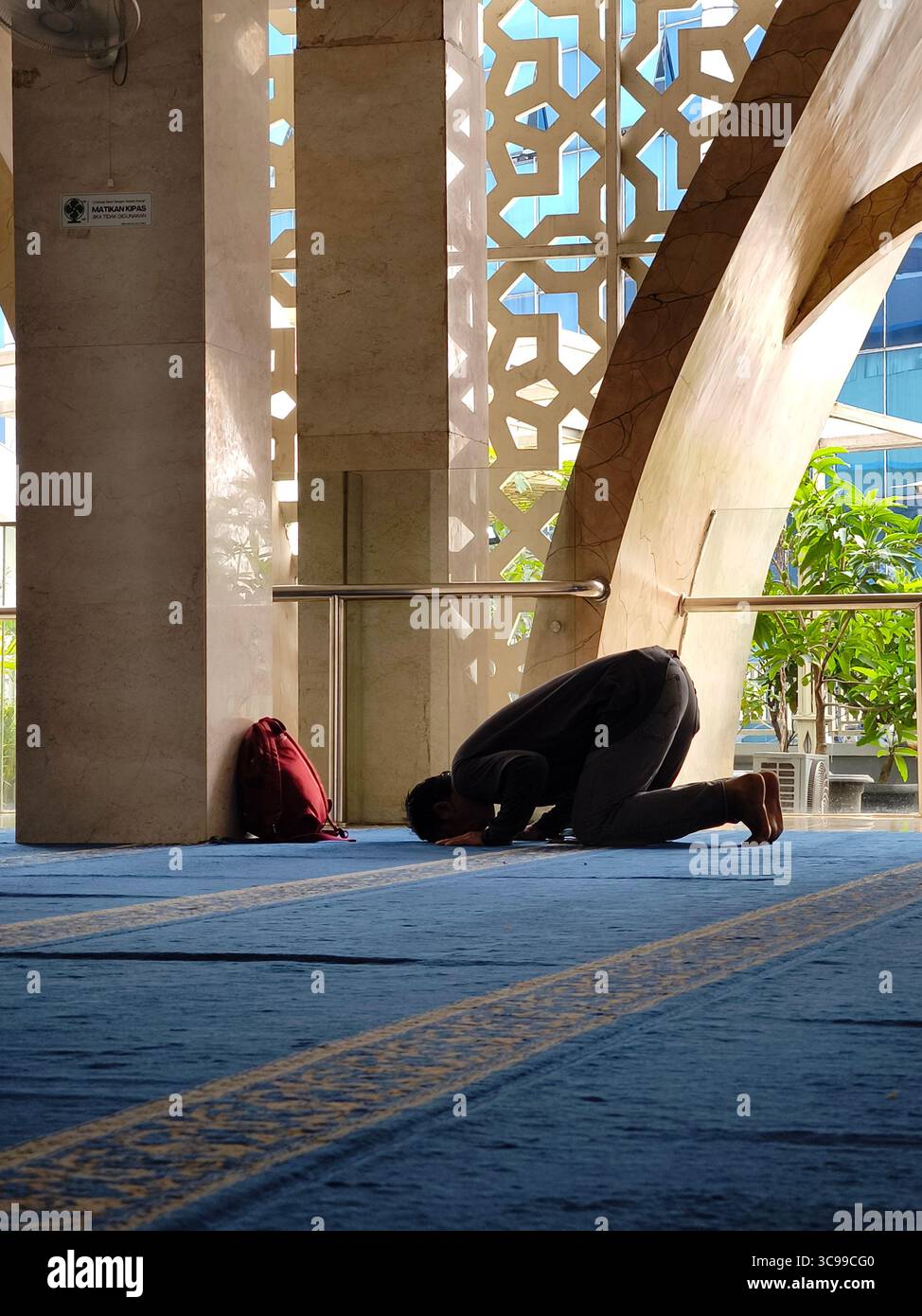 Un congregante che sta prostrando durante la sua preghiera in una moschea Foto Stock