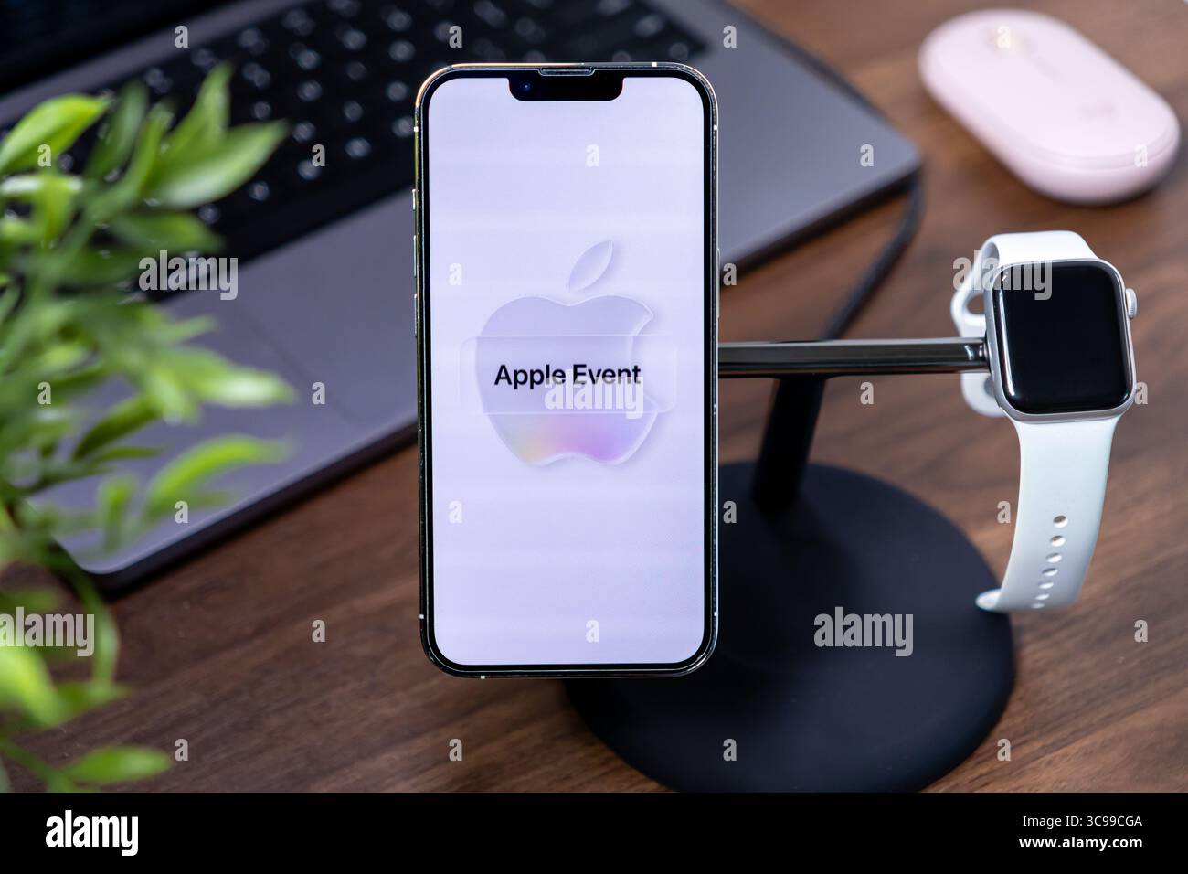 Poznan, Polonia - 29 luglio 2025: Apple iPhone, ios 26 e Liquid Glass, in stand, con logo Apple Event, Apple Watch, per il futuro prodotto ann Foto Stock