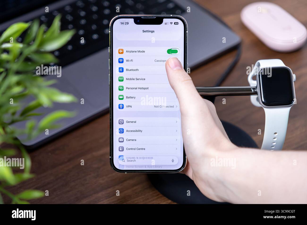 Poznan, Polonia - 29 luglio 2025: Applicazione Impostazioni su iPhone che mostra un dito che regola un'opzione, evidenziando l'interfaccia digitale moderna, ios 26 e. Foto Stock