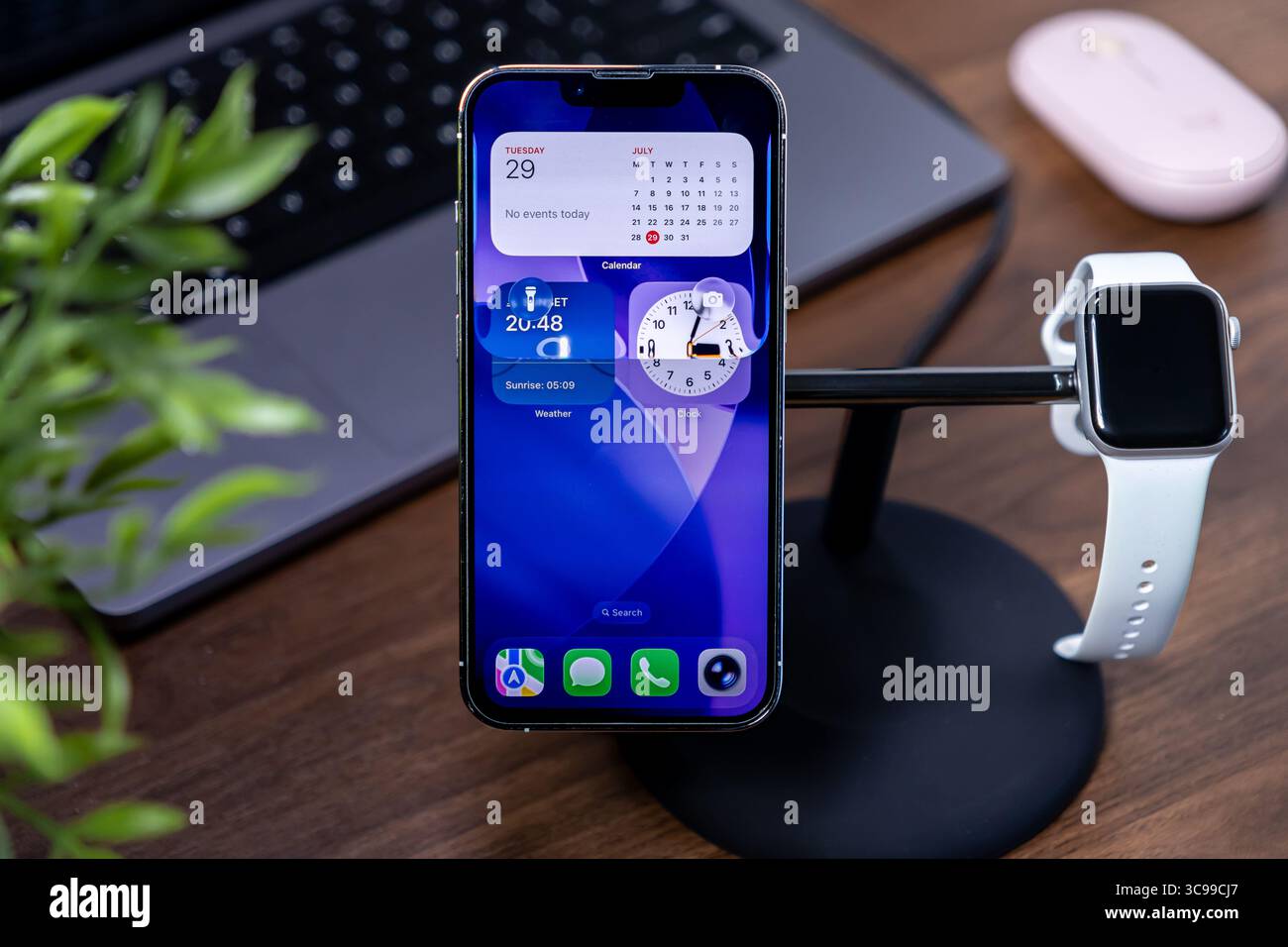 Poznan, Polonia - 29 luglio 2025: Un moderno schermo per smartphone dotato di interfaccia ios 26 con widget vetro liquido per calendario, orologio e weat Foto Stock
