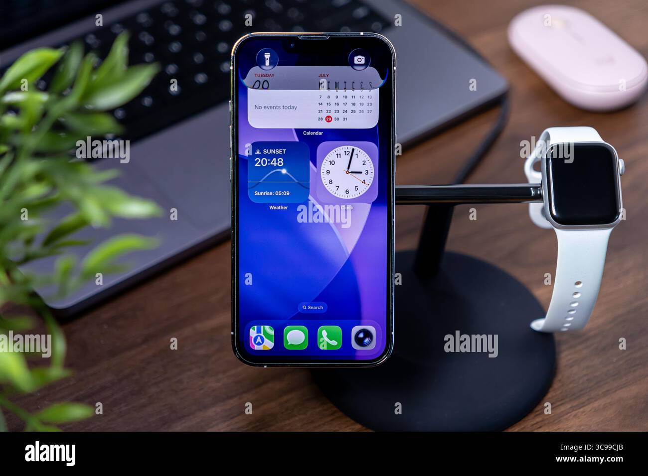 Poznan, Polonia - 29 luglio 2025: IOS 26 Liquid Glass Apple iPhone e Apple Watch sono stati visualizzati insieme, illustrando il flusso di lavoro digitale moderno e personale Foto Stock