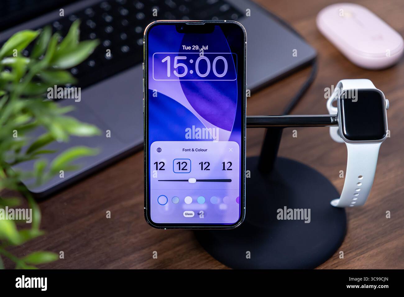 Poznan, Polonia - 29 luglio 2025: Opzioni di carta da parati in vetro liquido iOS 26 visualizzate su uno smartphone, con impostazioni personalizzabili per font e colori per un p Foto Stock