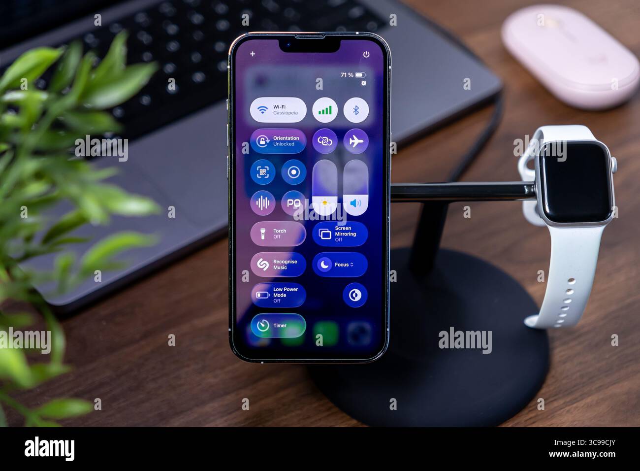 Poznan, Polonia - 29 luglio 2025: Il centro di controllo iOS 26 di iPhone visualizza le funzioni di vetro liquido, fornendo una gestione intelligente dei dispositivi efficiente con un'app Foto Stock