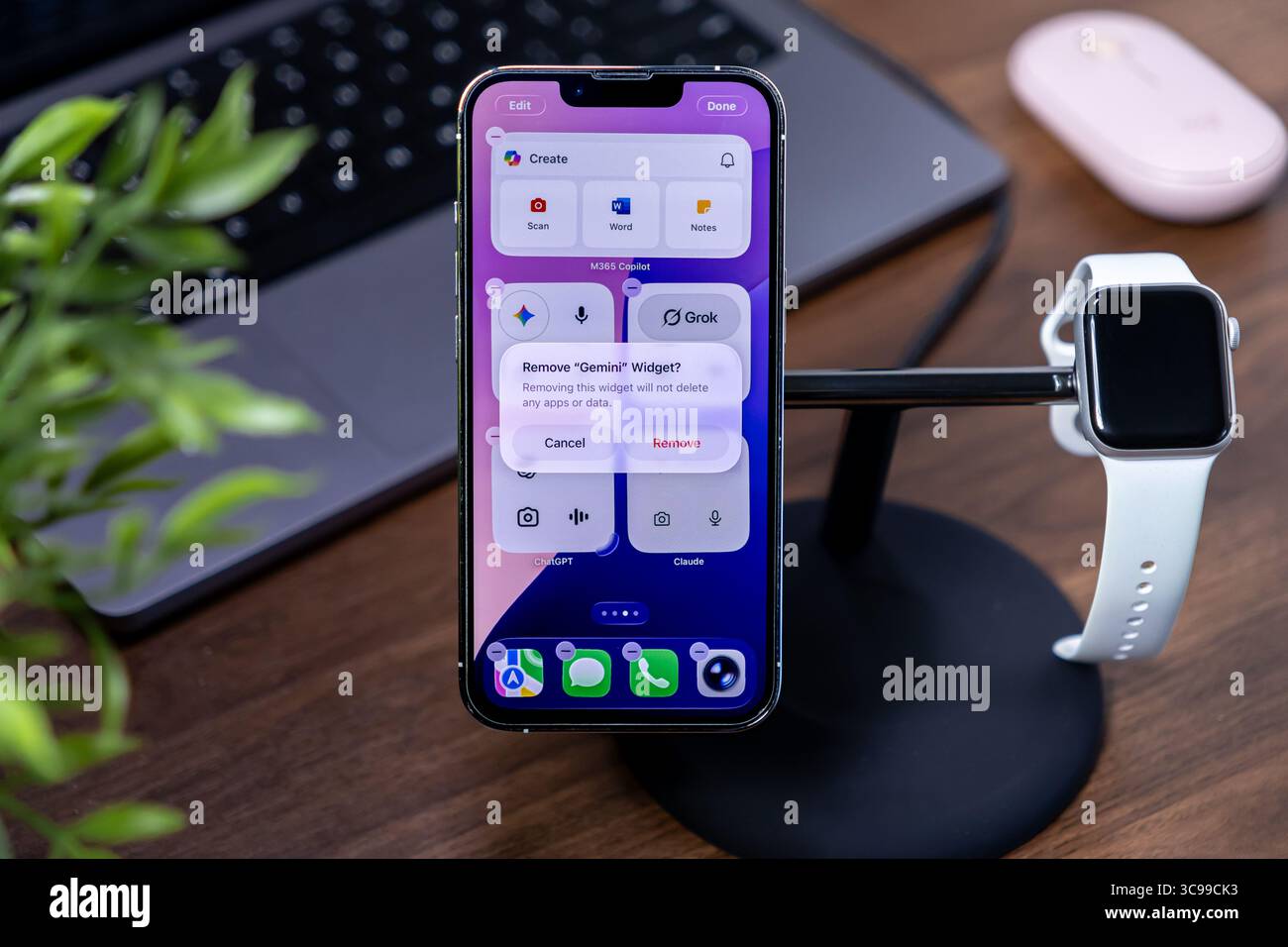 Poznan, Polonia - 29 luglio 2025: Display iPhone Rimuovi finestra di dialogo widget "Gemini" con schermo in vetro liquido ios 26, che mostra la gestione di app e strumenti ai Foto Stock