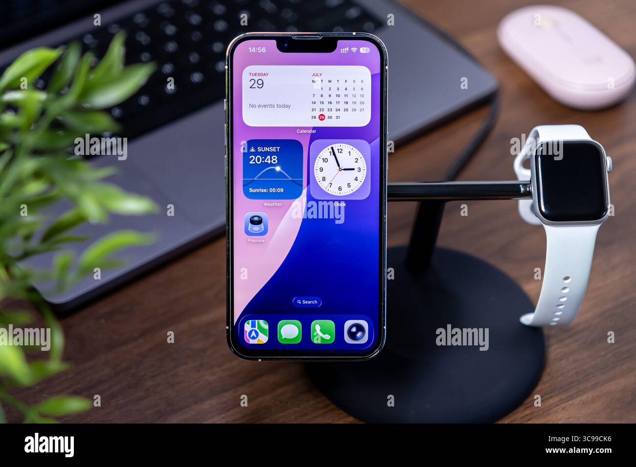 Poznan, Polonia - 29 luglio 2025: Una configurazione Apple iPhone, Apple Watch e MacBook visualizza l'interfaccia del sistema operativo ios 26 Liquid Glass per professionisti moderni Foto Stock
