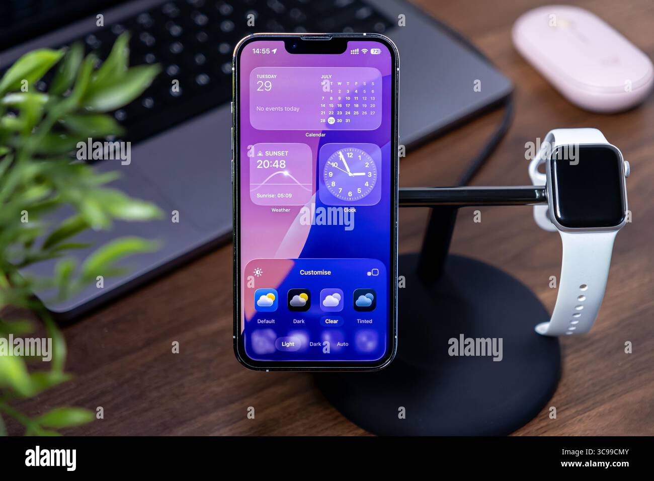 Poznan, Polonia - 29 luglio 2025: IPhone mostra i widget in vetro liquido ios 26, accanto a Apple Watch sullo stand, illustrando la perfetta integrazione dei dispositivi intelligenti Foto Stock