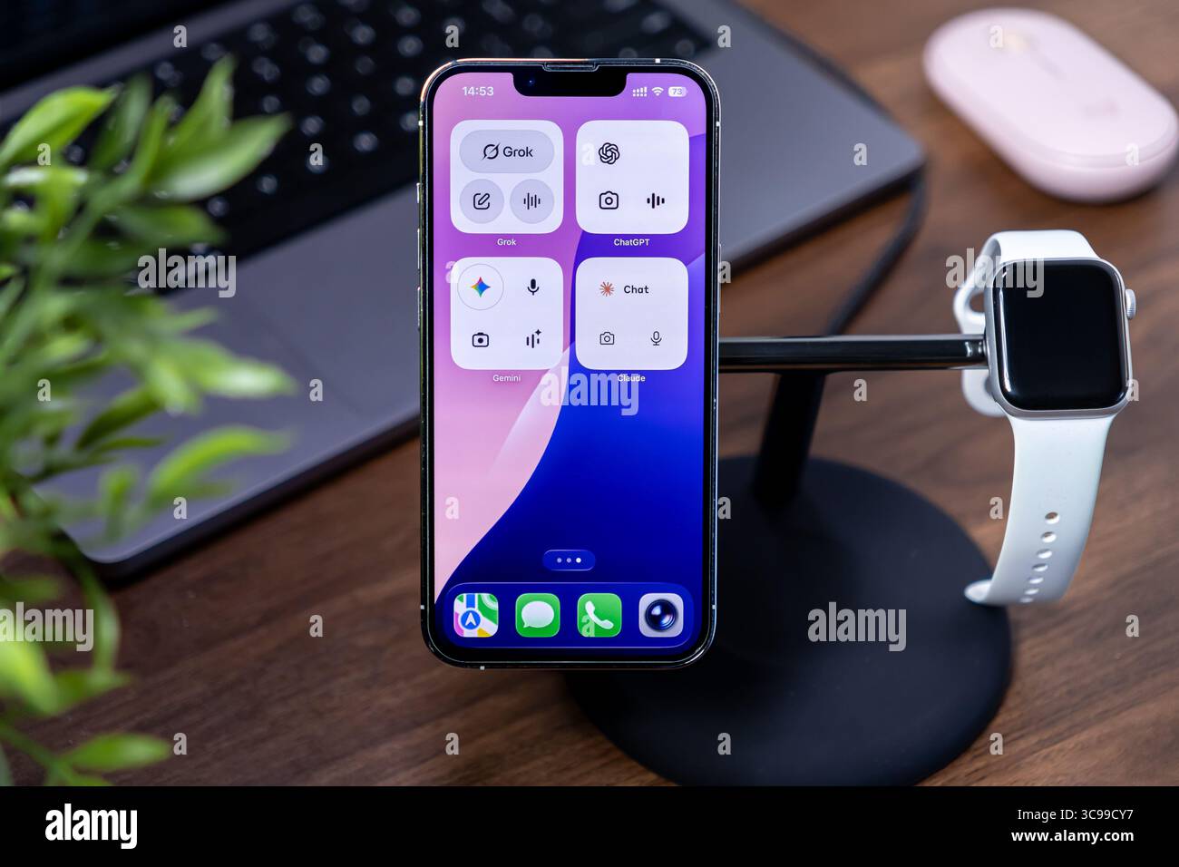Poznan, Polonia - 29 luglio 2025: IPhone che mostra Grok, ChatGPT, Gemini, Claude widget su ios 26 con schermo a vetro liquido, evidenziando il futuro sma ai Foto Stock