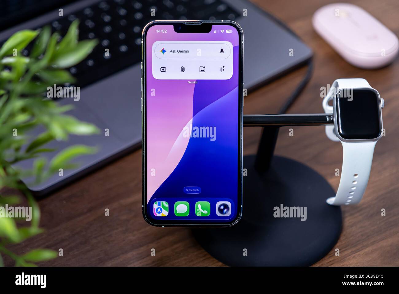 Poznan, Polonia - 29 luglio 2025: Un dispositivo mobile contemporaneo presenta chiaramente Ask Gemini assistente di intelligenza artificiale, che presenta ios 26 con bri Foto Stock