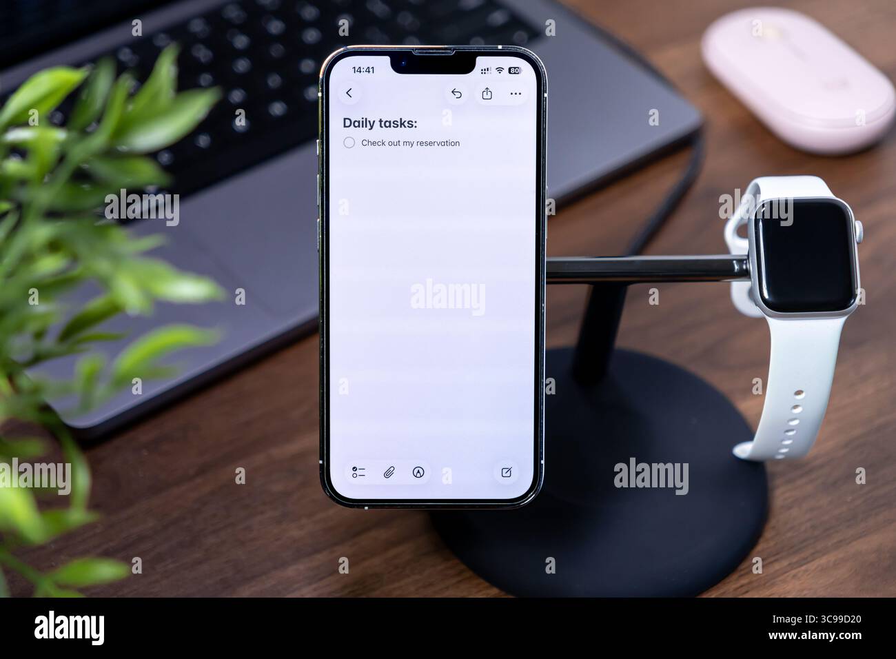 Poznan, Polonia - 29 luglio 2025: Smartphone ios 26 Liquid Glass su una scrivania di legno che mostra le attività quotidiane: Controlla la mia prenotazione per una pianificazione efficiente Foto Stock