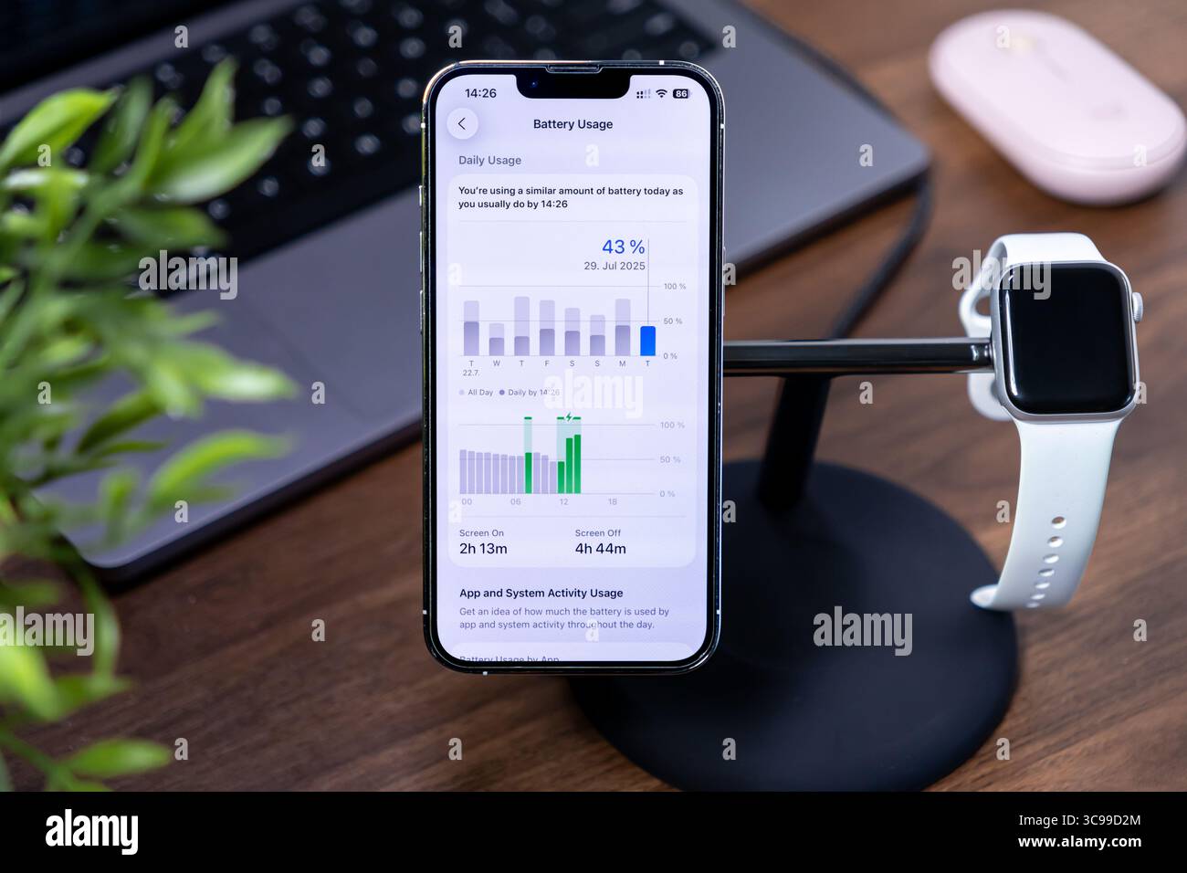 Poznan, Polonia - 29 luglio 2025: Lo smartphone su un piedistallo rivela l'utilizzo della batteria sul display in vetro liquido, ios 26 per migliorare l'efficienza del dispositivo e la gestione digitale Foto Stock