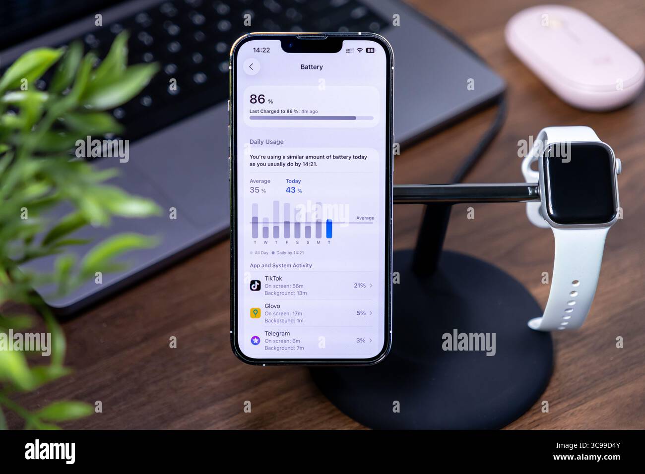 Poznan, Polonia - 29 luglio 2025: I dati della batteria su iPhone con ios 26 Liquid Glass mostrano l'utilizzo delle app TikTok, Glovo, Telegram e un Apple Watch nelle vicinanze Foto Stock
