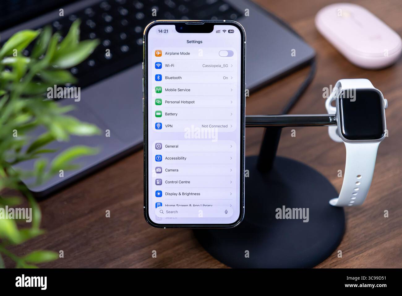 Poznan, Polonia - 29 luglio 2025: Applicazione Impostazioni su un iPhone con ios 26 e schermo Liquid Glass, che mostra i comandi, accanto a un Apple Watch e la Foto Stock