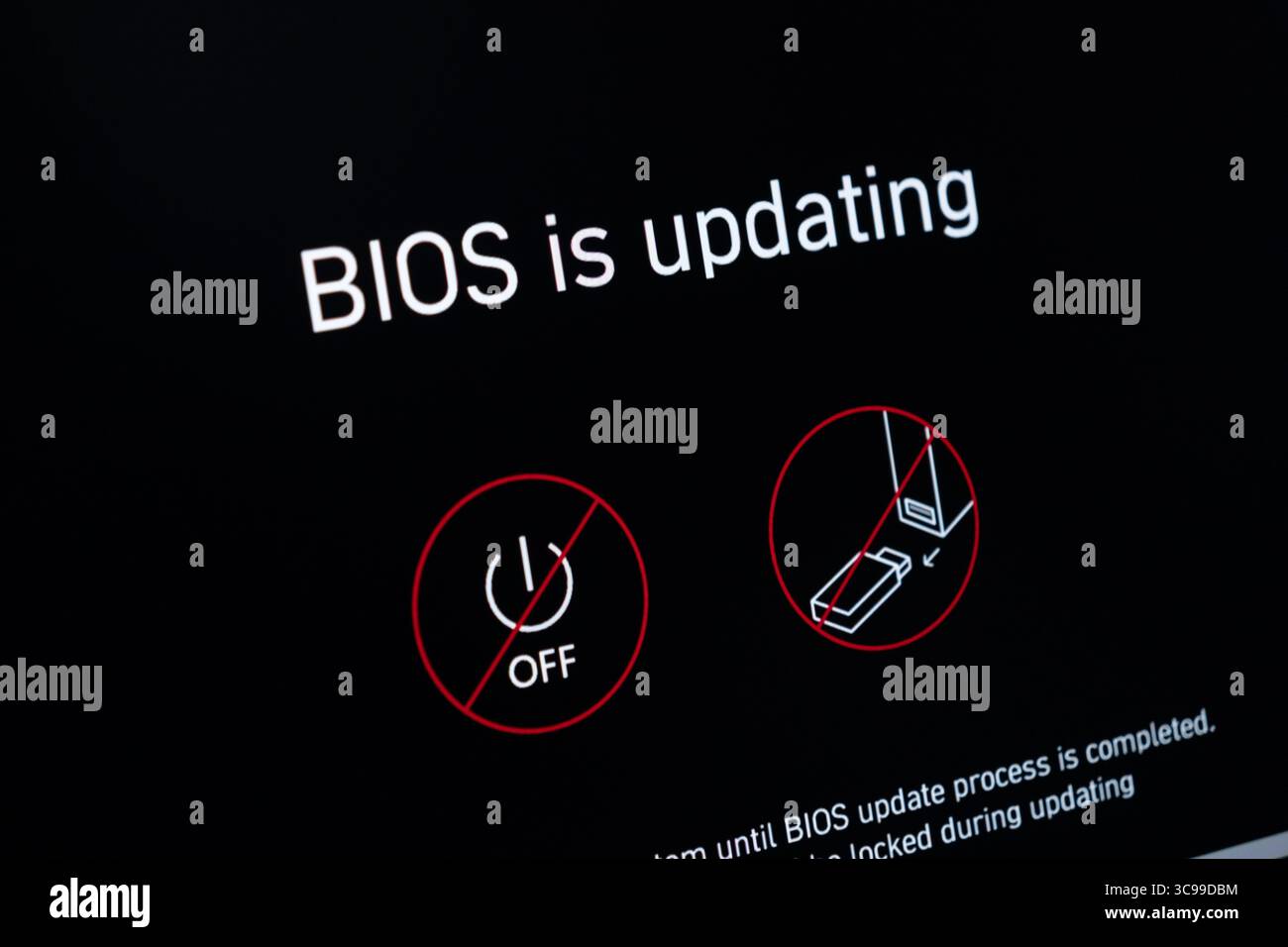 Poznan, Polonia - 29 luglio 2025: Primo piano dello schermo di un computer che visualizza il BIOS critico sta aggiornando testo e icone di sicurezza, che rappresentano la h essenziale Foto Stock