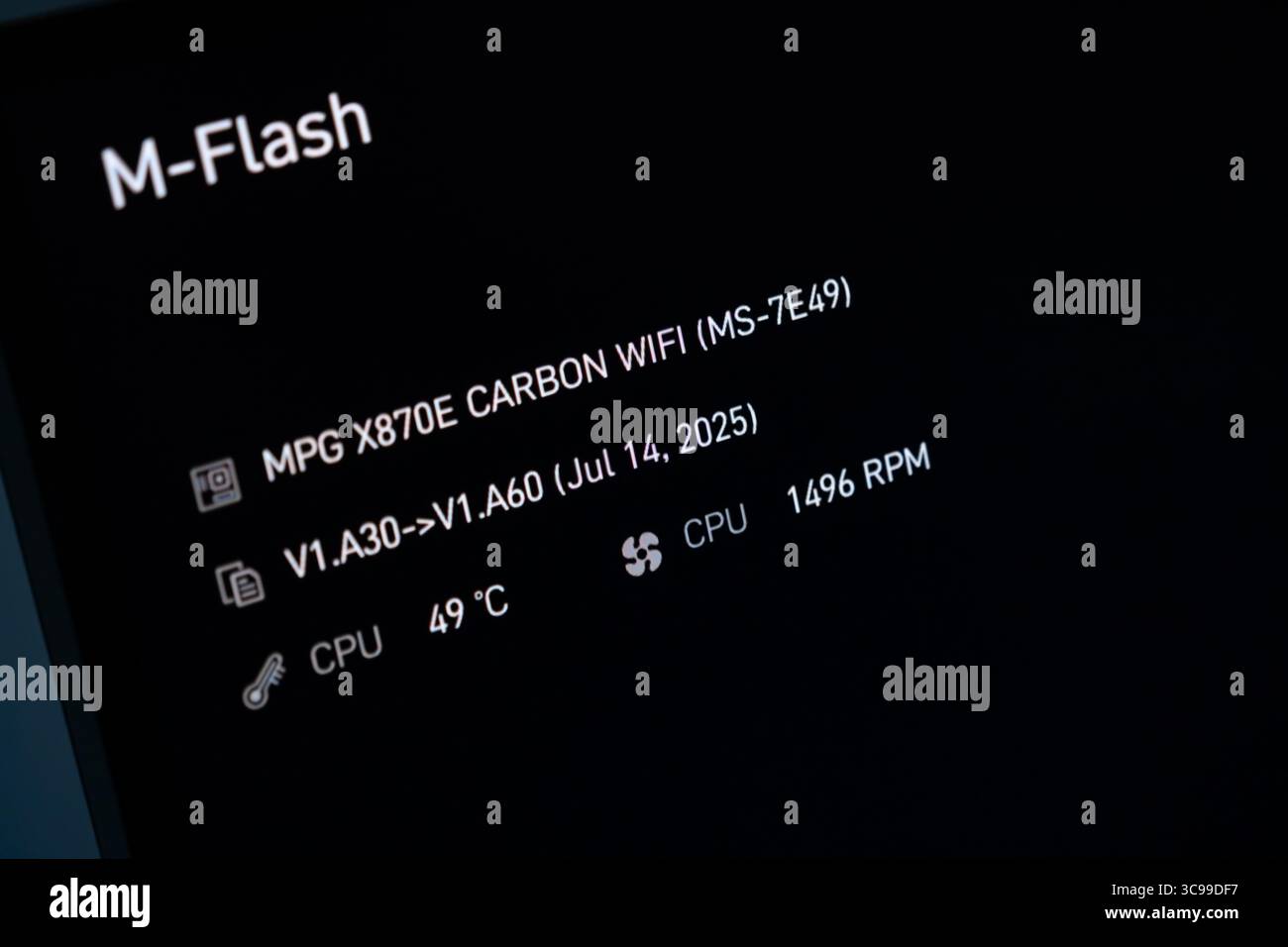 Poznan, Polonia - 29 luglio 2025: Interfaccia utility m-Flash che visualizza i dati critici della scheda madre WIFI in CARBONIO MPG X870E, fornisce la versione del BIOS, la temperatura della CPU Foto Stock