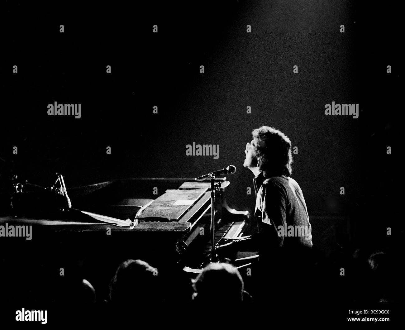 Randy Newman vive sul palco. Amsterdam - 1975, (foto Gijsbert Hanekroot) Foto Stock