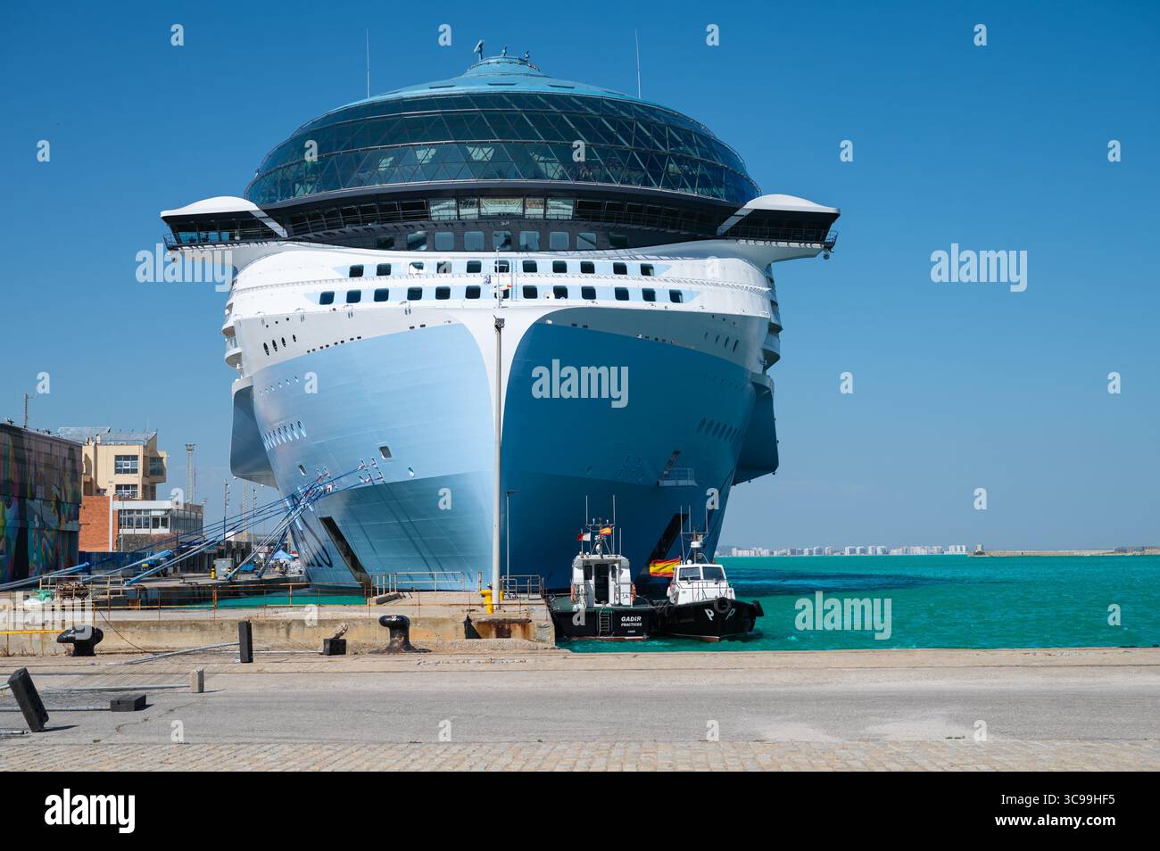 Cadice, Spagna - 25 luglio 2025: Prua della nave da crociera Royal Caribbean "Star of the Seas" ormeggiata nel porto di Cadice Foto Stock