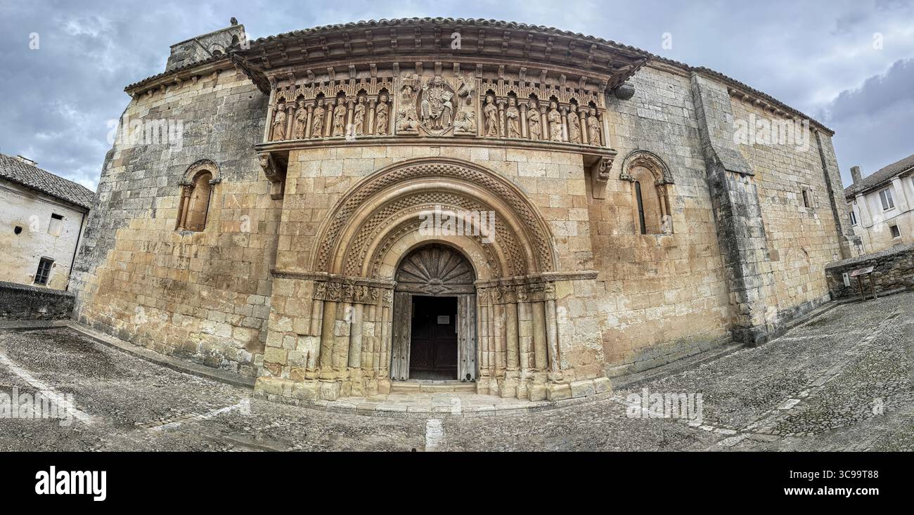 Facciata storica della chiesa romanica con statue intagliate, archivi decorativi e dettagli in pietra. Foto Stock