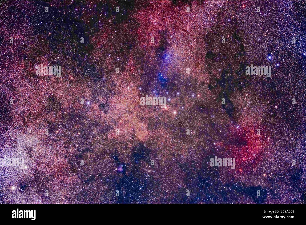 27 settembre 2022, Alberta, Canada: La regione colorata dentro e intorno all'asterismo di Coathanger a Vulpecula la volpe. Il raggruppamento non è di per sé un ammasso stellare, anche se è catalogato come un ammasso stellare, Collinder 399. È anche conosciuto come Brocchi's Cluster. Un vero ammasso di stelle, NGC 6802, si trova all'estremità est (sinistra) del Coathanger, come il piccolo ammasso di stelle. L'area è anche ricca di nebulosità debole, in particolare: Il complesso di nebulose a riflessione Sharpless 2-83 sopra il Coathanger, e la piccola nebulosa rotonda a emissione Sharpless 2-82 e nebulosa a riflessione sotto il Coathanger. L'ampia area di emissione rossa n Foto Stock