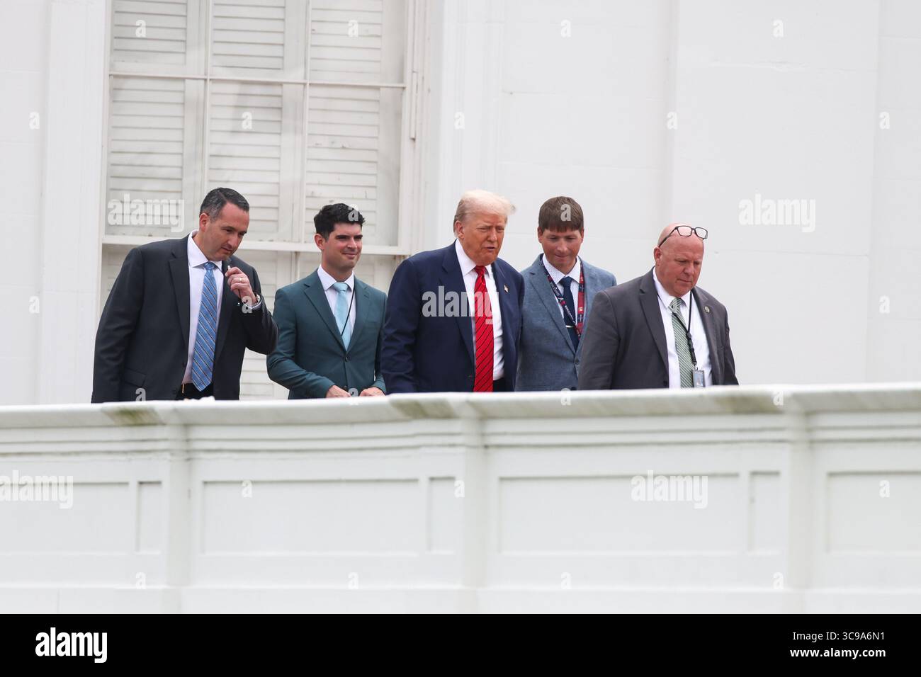 Washington, Stati Uniti. 5 agosto 2025. Il presidente Donald Trump cammina sul tetto della West Wing alla Casa Bianca il 5 agosto 2025 a Washington DC. Foto di Samuel Corum/UPI Credit: UPI/Alamy Live News Foto Stock