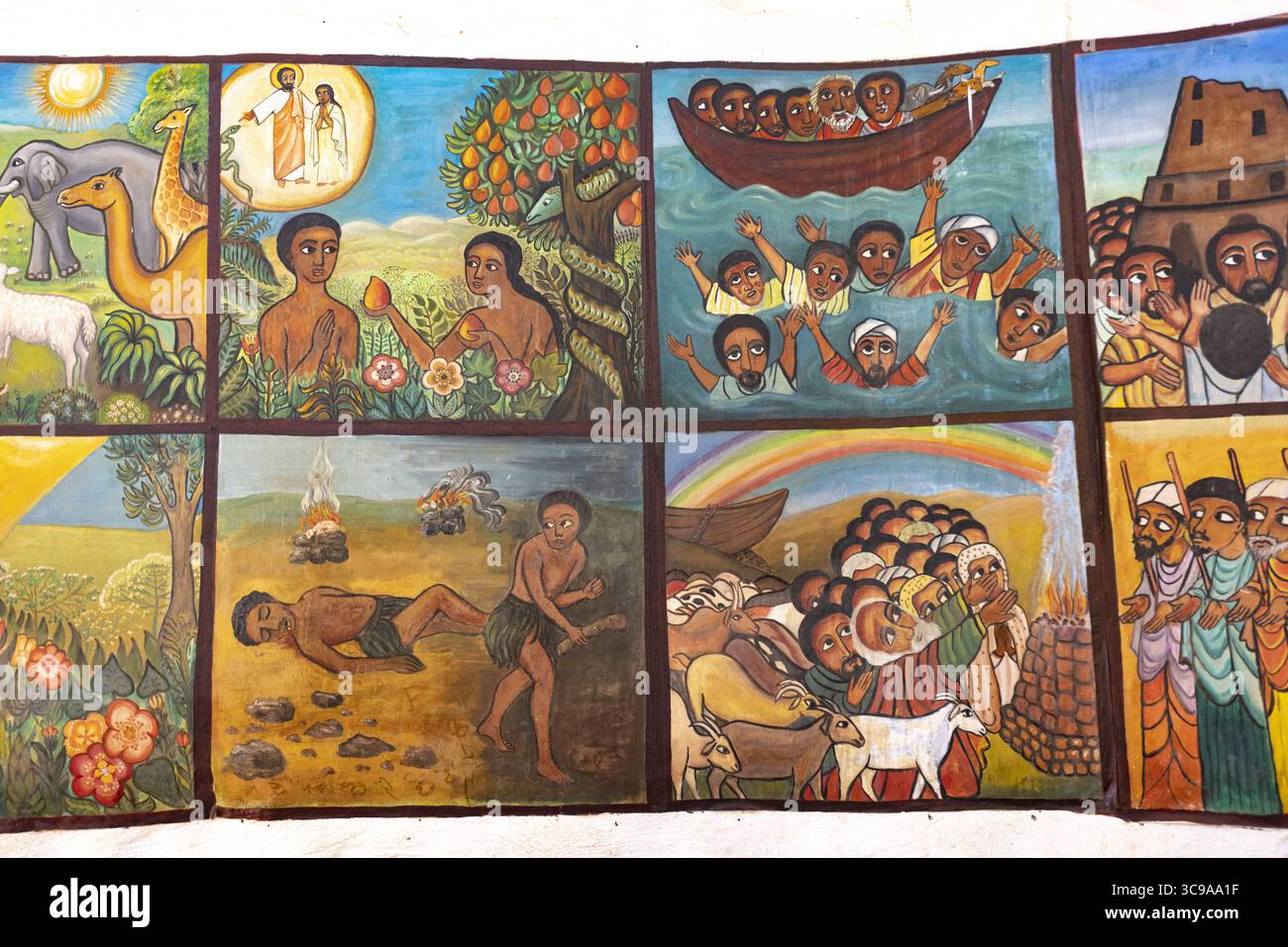 Kalacha, Kenya - 12 maggio 2022: Veduta di vivaci murales raffiguranti scene bibliche, vive con figure e colori vivaci. Foto Stock