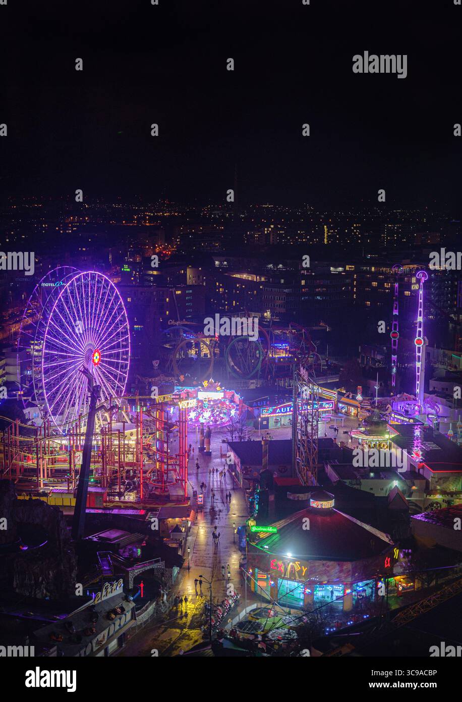Vivace veduta notturna del parco divertimenti Prater luci al neon, a Vienna, Austria, vista dalla ruota panoramica Foto Stock