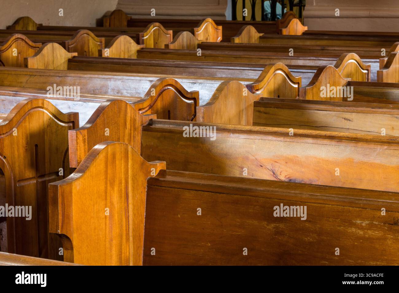 28 novembre 2008, Portobelo, Provincia del Colon, Panama: Panche di legno intagliate nella Chiesa di San Felipe o Chiesa del Cristo Nero a Portobelo, Panama. La chiesa è famosa per la statua di un Cristo Nero che si innalzò sulla riva della baia negli anni '1700 Fu spostata in questa chiesa quando fu costruita nel 1814. (Immagine di credito: © Jon G. Fuller / Vwpics/VW Pics via ZUMA Press Wire) Foto Stock
