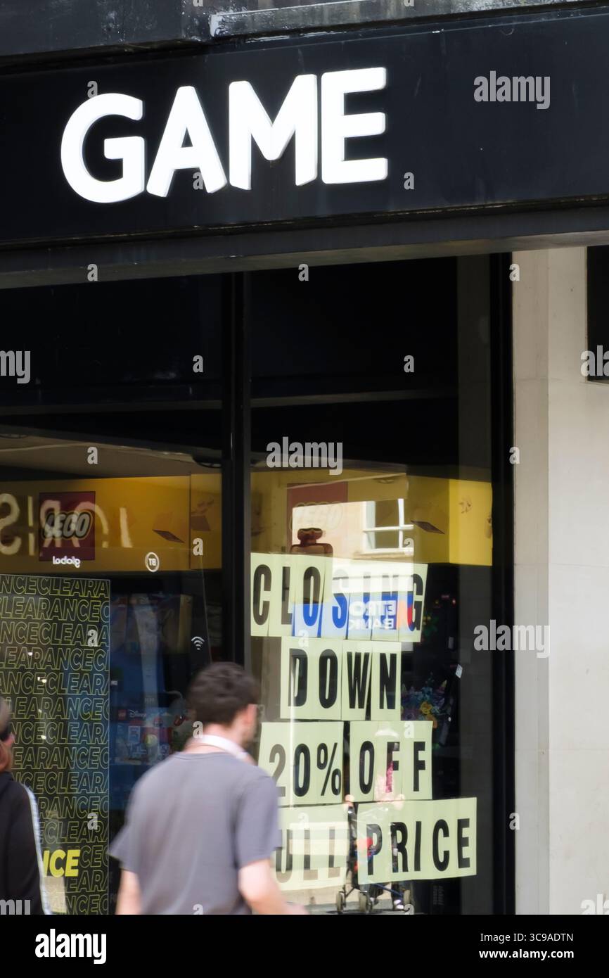 Bristol, Regno Unito. 5 agosto 2025. Il rivenditore di videogame per PC e console chiuderà il suo negozio nel quartiere commerciale Broadmead di Bristol. La vendita di chiusura è iniziata e il negozio chiuderà definitivamente il 25 settembre Crediti: JMF News/Alamy Live News Foto Stock