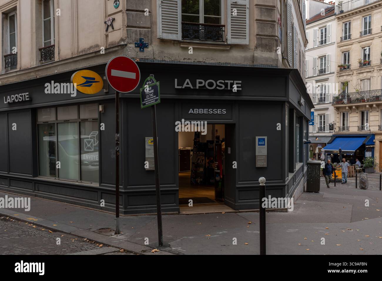 Una filiale di "la Poste" e "la Banque postale", l'ufficio postale francese e la banca ad Abbesses nel 18° arrondissement di Parigi Foto Stock