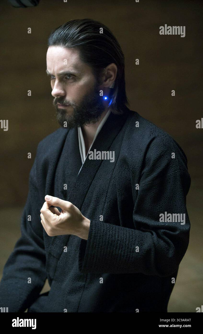 Blade Runner 2049 è un film di fantascienza neo-noir del 2017 diretto da Denis Villeneuve, tratto da una sceneggiatura di Hampton Fancher e Michael Green, basato su una storia di Fancher. Sequel di Blade Runner (1982), il film vede protagonisti Ryan Gosling e Harrison Ford, con Ana de Armas, Sylvia Hoeks, Robin Wright, Mackenzie Davis, Dave Bautista, e Jared Leto nei ruoli di supporto. Ford e Edward James Olmos riprendono i loro ruoli dal film precedente, rispettivamente come Rick Deckard e Gaff. Foto Stock